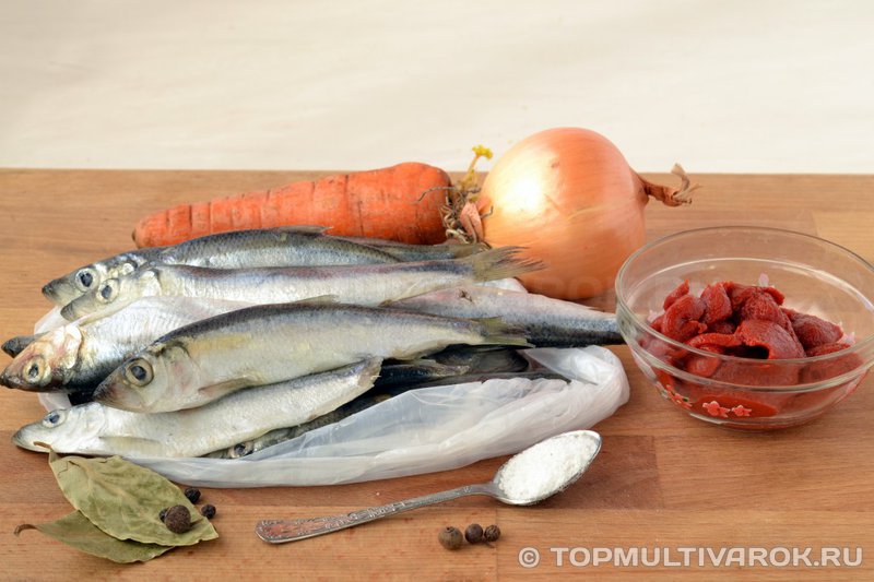 Ингредиенты для приготовления салаки в томатном соусе в мультиварке