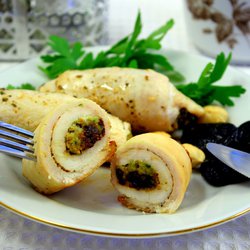 Куриные рулетики с орехами и черносливом