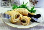 Куриные рулетики с орехами и черносливом