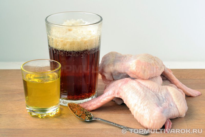 Ингредиенты для куриных крыльев тушеных в темном пиве