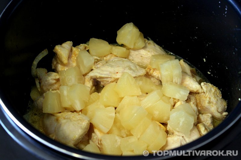 Куриное филе с ананасами в сливочно-сырном соусе в мультиварке